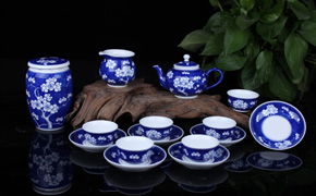 釉下青花手绘《冰梅》