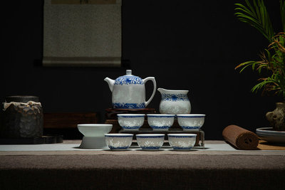 手绘青花纹饰雕刻玲珑《年年有余》壶茶器