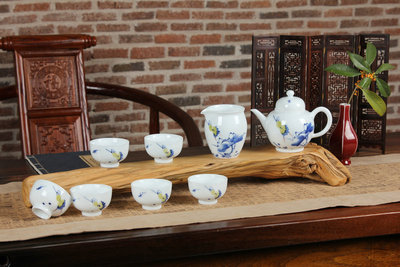 釉下青花和多彩手绘《一鹭莲升》壶茶器