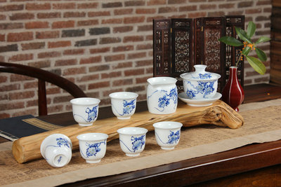 釉下青花和多彩手绘《紫气东来》壶茶器