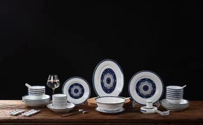 青花蓝珐琅彩玲珑30件餐具