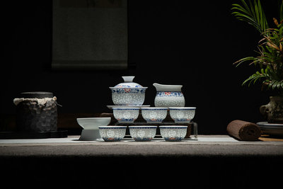 手绘青花和红纹饰雕刻玲珑《红福连绵》盖茶器