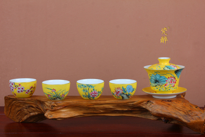 粉彩扒花帝王黄锦地绘《荷塘情趣》盖碗配《梅兰竹菊》四杯