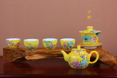 粉彩扒花帝王黄锦地绘《荷塘情趣》盖碗《国色天香》茶壶《梅兰竹菊》四杯
