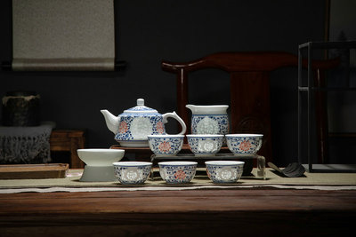 手绘青花和红纹饰雕刻玲珑《红福连绵》壶茶器