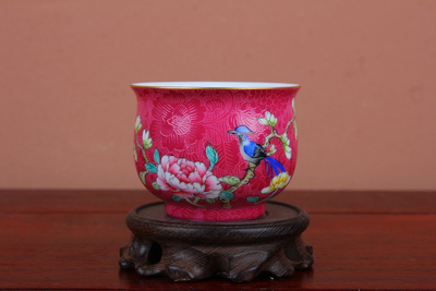 粉彩胭脂红锦地扒花绘国色天香牡丹纹主人杯