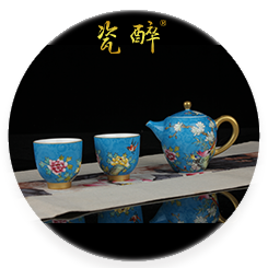 粉彩扒花宝石蓝锦地绘《国色天香》壶和二杯