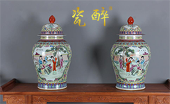 乾隆填金款黄地缠枝莲开堂绘人物仕女图大将军罐 一对