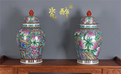 乾隆填金款金地万花纹加寿桃纹大将军罐 一对