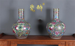 乾隆填金款金地万花纹加寿桃纹天球瓶 一对